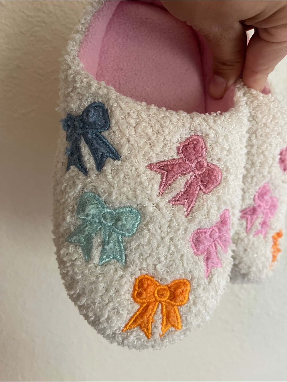(🎀 5 for $15) Girls fuzzy bow slippers 13/1 - Picture 2 of 3